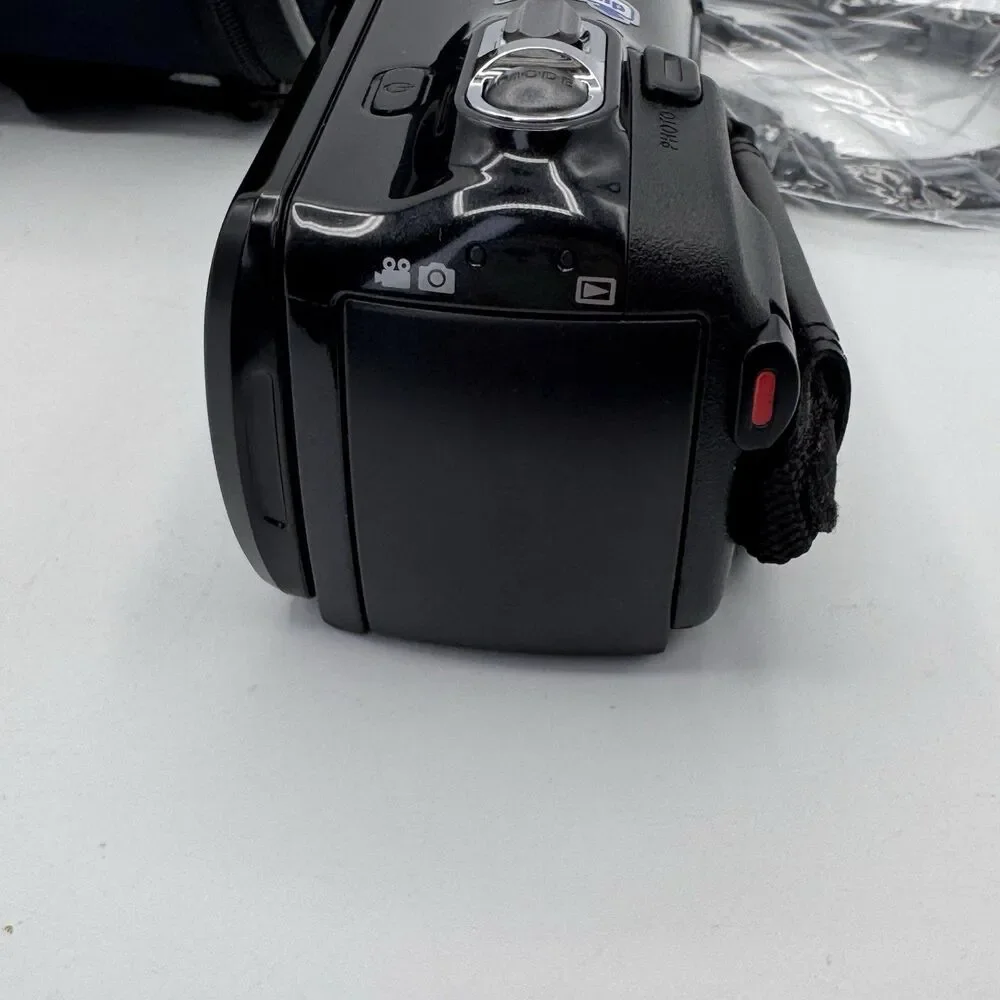 Samsung HMX-F80 HD Camcorder 16GB SD Card Case Battery Charger EUC